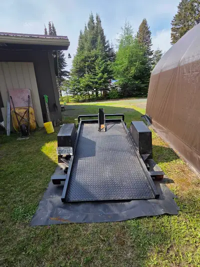 This 2001 Advantage utility trailer is a reliable steel-frame transporter featuring a durable diamon...