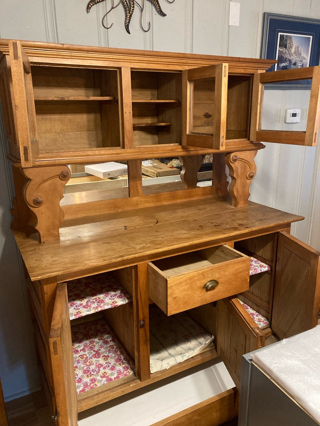 Buffet hutch in Hutches & Display Cabinets in Kawartha Lakes - Image 2