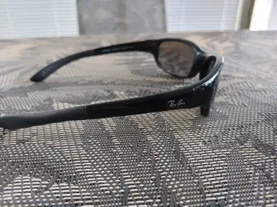 Lunette de soleil Rayban a vendre négo, View more