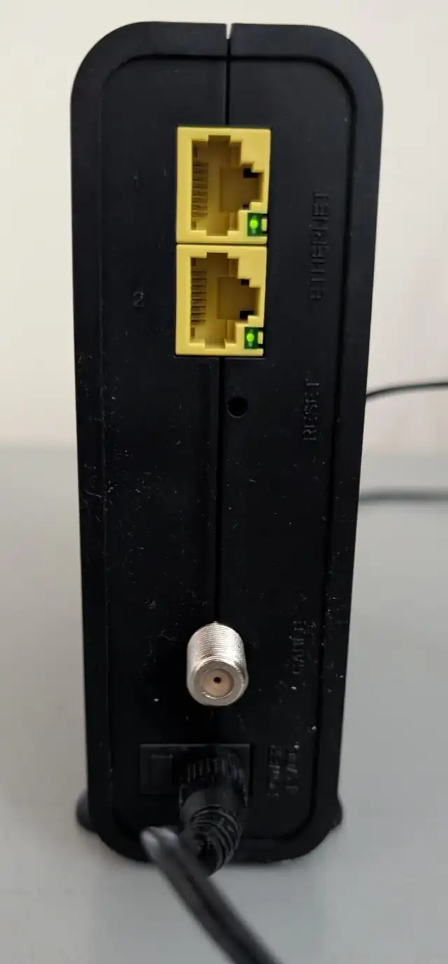 Compal Broadband Networks CD8000 Cable Data Modem in Networking in Belleville - Image 3