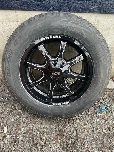 Faites une offre! Pneus d’hiver 265/60R18 montés et balancés sur des jantes MotoMetal 18x9 Et18. L’u...