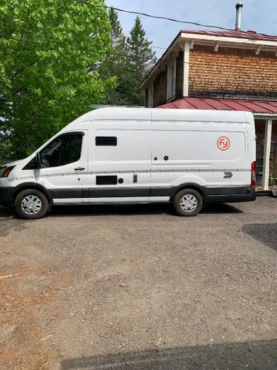 Ford Transit-250 High Roof 2015 V6 3.7L à essence très fiable (21 pieds) aménagé en Van Life et tota...