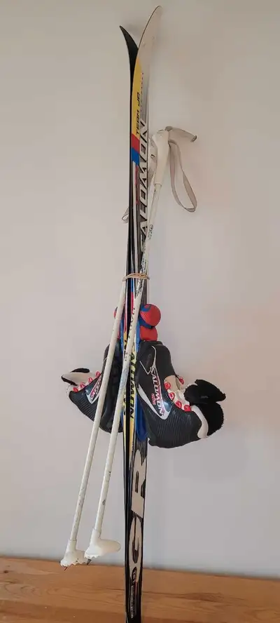 Get ready to glide through the snow with this classic cross country ski set, featuring Salomon skis,...