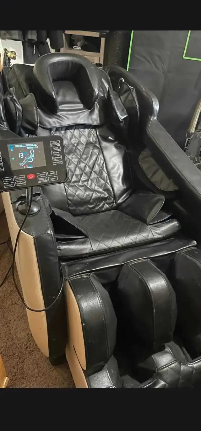 Massage Chair in Chairs & Recliners in Edmonton - Image 4