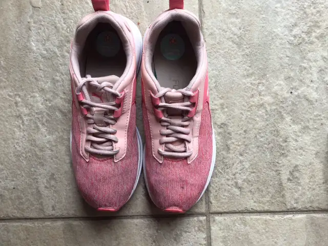 Girls Puma Runners size4 in Kids & Youth in Oshawa / Durham Region - Image 2