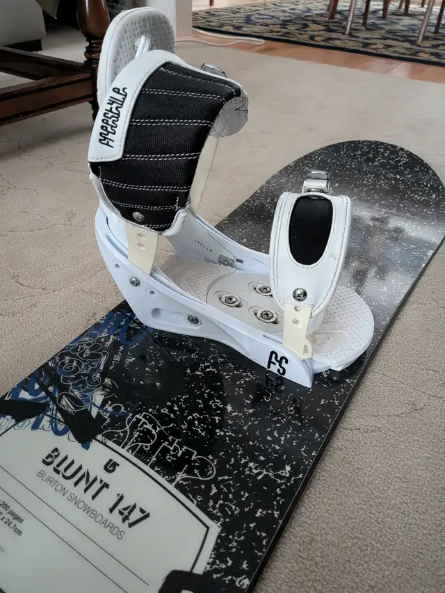 Burton Blunt Snowboard w Burton freestyle bindings in Snowboard in Kitchener / Waterloo - Image 6