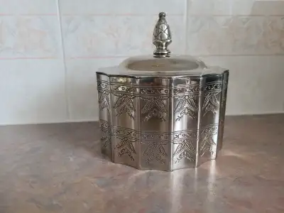 Vintage (1991) Godinger silver plated jewelry/keepsake box, View more