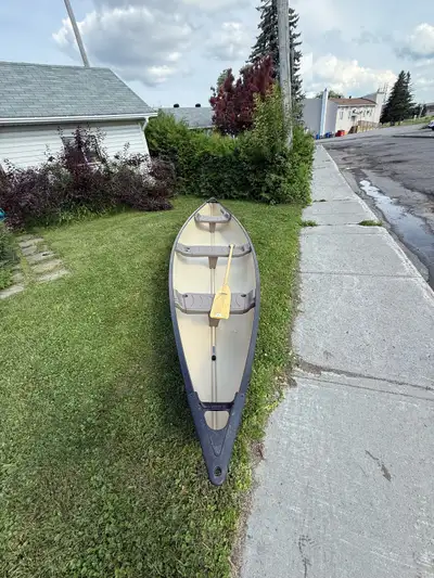 Like new only used it a few times Comes with one paddle