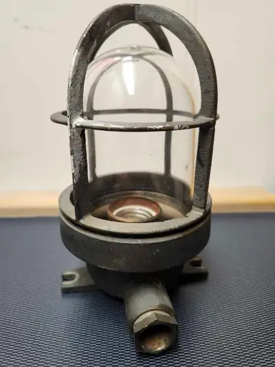 LAMPE DE COURSIVE MARITIME ANTIQUE – AUTHENTIQUE ET ROBUSTE, View more