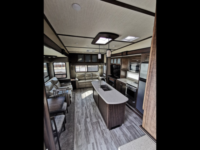 2020 Grand Design Solitude S-Class 2930RL Fifth Wheel, like new in Travel Trailers & Campers in Penticton - Image 3