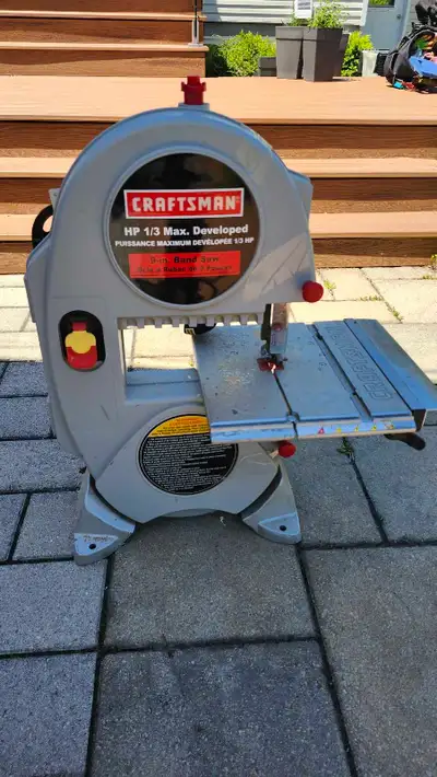 Scie a ruban de 9 pouces. Craftsman. Moteur 1/3 hp. Bonne état. Aura besoin de nouveaux pneus de sci...