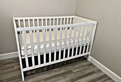 Lit évolutif pour bébé/junior avec matelas de qualité et couvre-matelas. La hauteur du sommier est a...