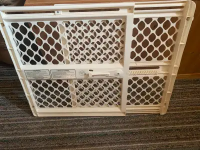 Plastic baby gate, still in good shape Pick up in Catwoods, Kingston