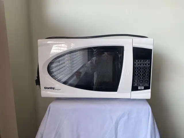 Selling Danby Microwave (slightly used) - $20 Cash Cobourg in Microwaves & Cookers in Peterborough - Image 2
