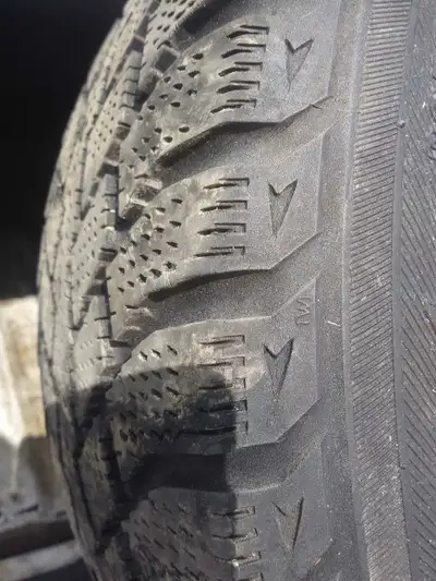 Pneu bon pour 2 hiver un qui est fini resté 3 seulement 2 a 9/32 avec rim de Caravan 2011 faite offr...