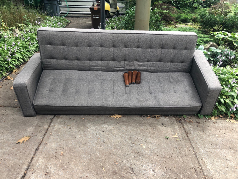 Sofa lit Structube à donner Sofas et futons Ville de Montréal Kijiji