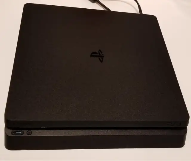 PS4 Slim Jailbreakable Firmware in Sony Playstation 4 in City of Montréal - Image 2