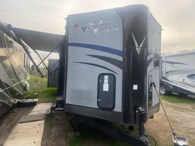 2014 V- Cross ( V- Nose ) 32 foot bunk house with four bunks at one end and queen bed at the opposit...