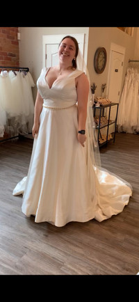 Size 22/24 Allure Bridal 3201 Wedding Dress