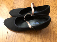 Capezio dance shoes approximately a size 3 child