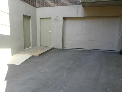 Louez cet espace de stationnement intérieur sécurisé, idéal pour protéger votre véhicule des intempé...