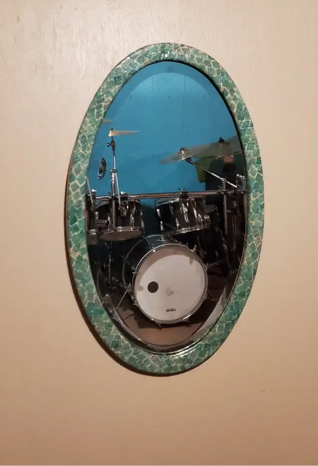 Vintage Oval beveled mirror in Home Décor & Accents in Calgary - Image 2