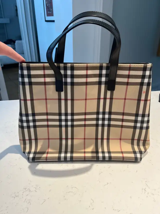 Authentic Burberry handbag in Women's - Bags & Wallets in Mississauga / Peel Region - Image 2