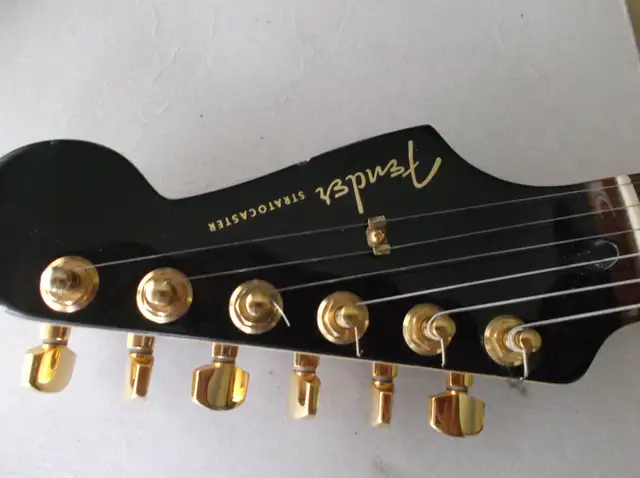 Fender strat MIM in Guitars in Sherbrooke - Image 3