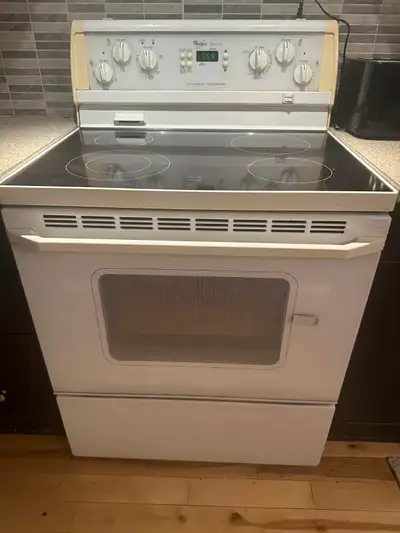 A Donner - Cuisinière Whirlpool. Elle a plus de 10 ans mais fonctionne encore très bien. La vitre in...