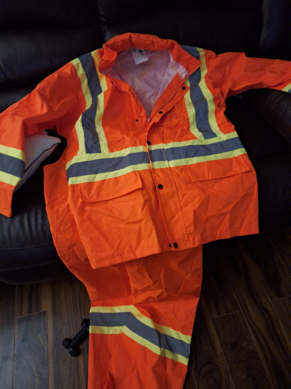 Mens satety rainsuit in Men's in Cole Harbour - Image 2