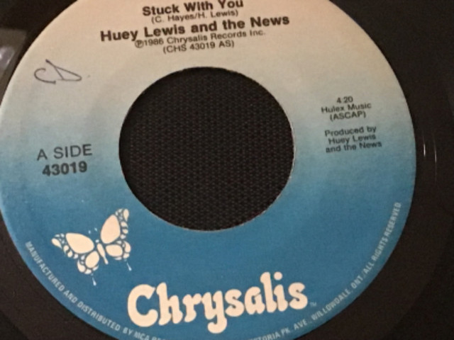 Single Huey Lewis and the News “Stuck with you” (c)1986 45 r.p.m dans Manuels  à Lévis - Image 4