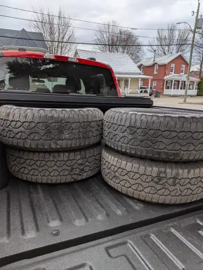 4 Pneus de dimension 275/65R18 Goodyear Wrangler Territory AT. Tres bonne condition. Epaisseur de 9/...