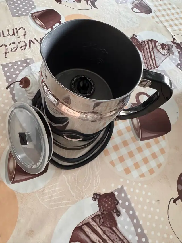 nespresso milk frother in Coffee Makers in City of Montréal - Image 2