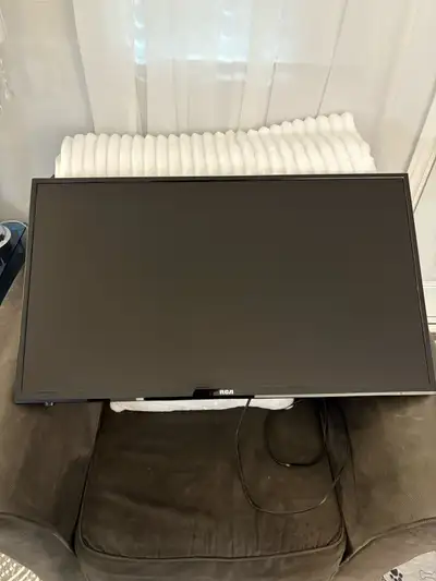 RCA TV 39”. No stand. Includes remote. Will need to be mounted. Asking $100