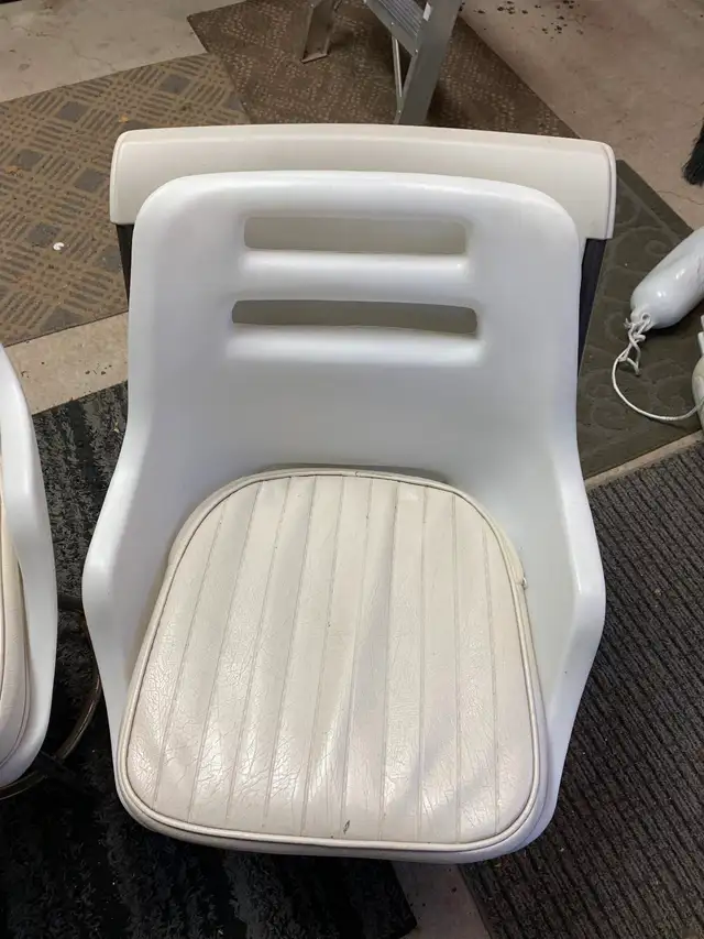 hard plastic captains seats in Powerboats & Motorboats in St. Catharines - Image 3