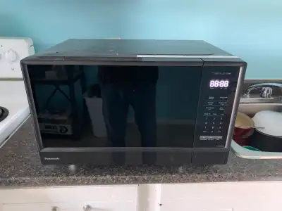 Panasonic Genius 1100W microwave in excellent condition model NN-SU65QB. Purchased only 1.5 years ag...