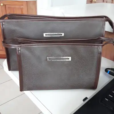 2 beaux sacs neufs brun et blanc à zipper, un 6x8 pouces $5.00 et l'autre 8x12 pouces $10.00, INTERN...