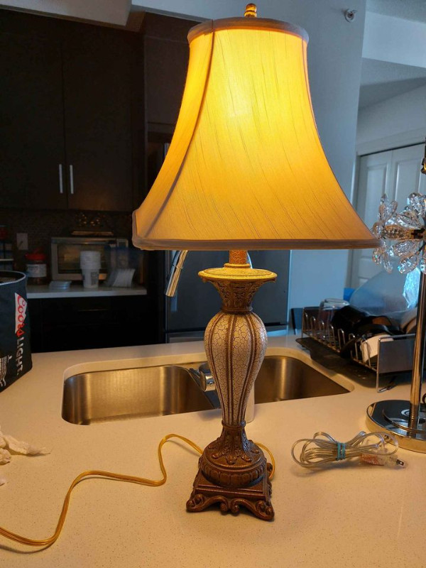 Regency style 3-way table lamp in Indoor Lighting & Fans in Calgary - Image 2