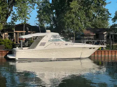 1997 Sea Ray 330 Express ALL OFFERS CONSIDERED SPECS: L.O.A. 38ft. 7in. BEAM: 13ft. 5in. DRAFT: 36in...