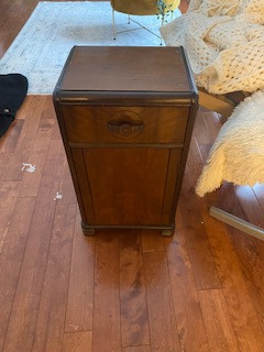 Vintage end table excellent condition, solid wood.