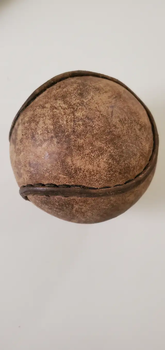 1920's vintage baseball glove and ball 150$ in Arts & Collectibles in City of Toronto - Image 4