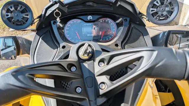 2013 Can-Am Spyder ST-S - SE-5 (Reduced) in Street, Cruisers & Choppers in Edmonton - Image 10