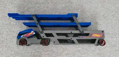 Hot Wheels Camion transporteur Il peut contenir jusqu'à 40 voitures.