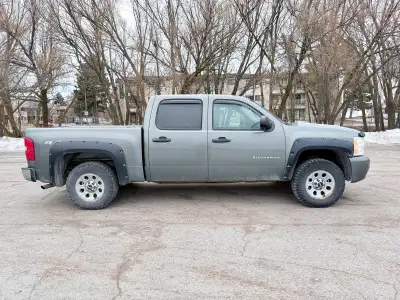 2011 Chevrolet Silverado 1500 LT Crew Cab Engine: Powerful & dependable 5.3L V8 Transmission: Smooth...