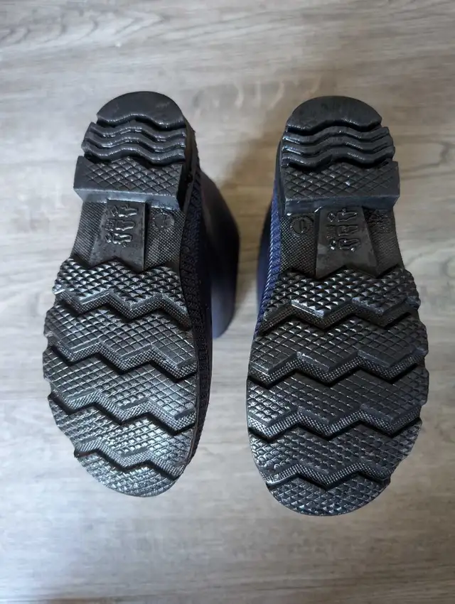 Kamik kids size 1 rubber boots in Kids & Youth in Ottawa - Image 6