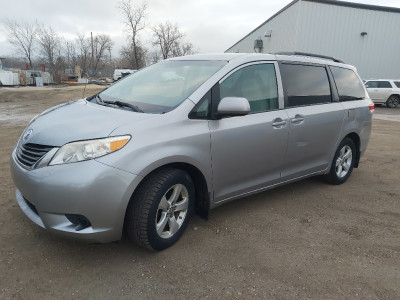 2011 Toyota Sienna LE Clean Title New Safety 120k km