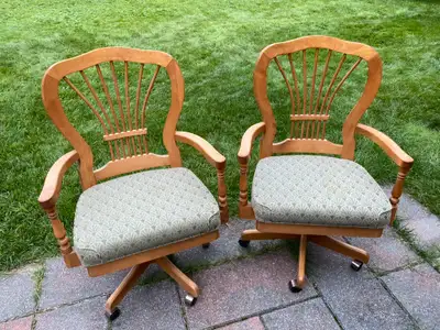 Deux chaises de cuisine capitaine En bois Avec 5 roulettes par chaise Option incluse: 5 patins noir...