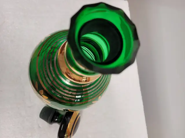 VTG Green & Gold Glass Decanter/Carafe With Stopper in Arts & Collectibles in Dartmouth - Image 6