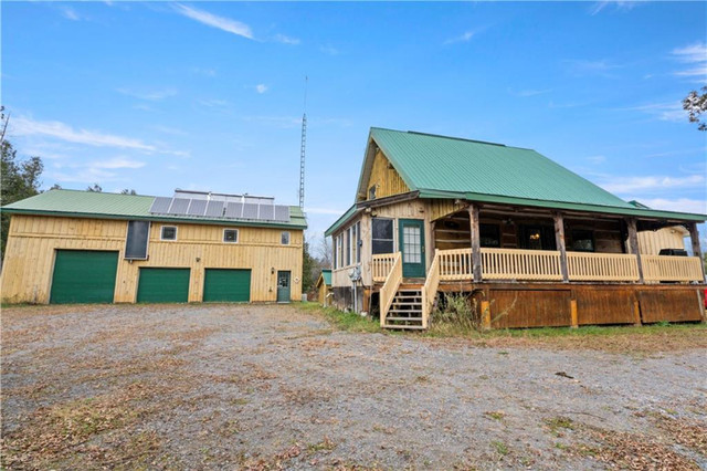 18 Acre Solar Powered Log Home with 3 Bay Shop! in Houses for Sale in Ottawa - Image 2