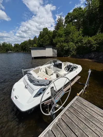 Je vends mon Bateau Sea-Doo Challenger 180 de 2012, un bowrider agile et sportif parfait pour les sp...
